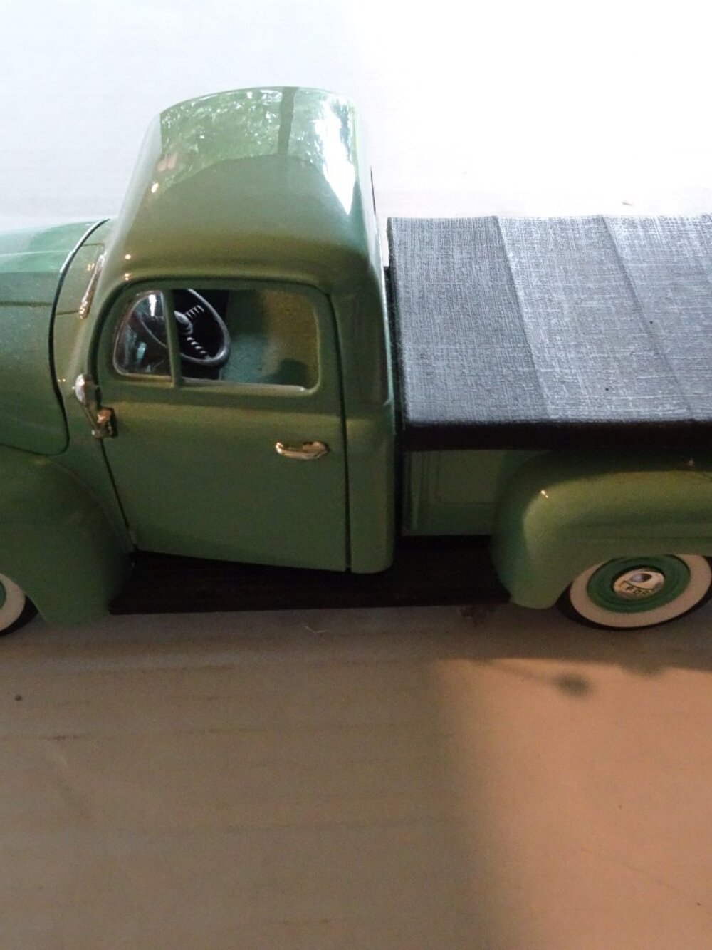 Ford F-1 Pickup Truck 1948 - 1:18 Scale Diecast - Road Signature - No.:  92218